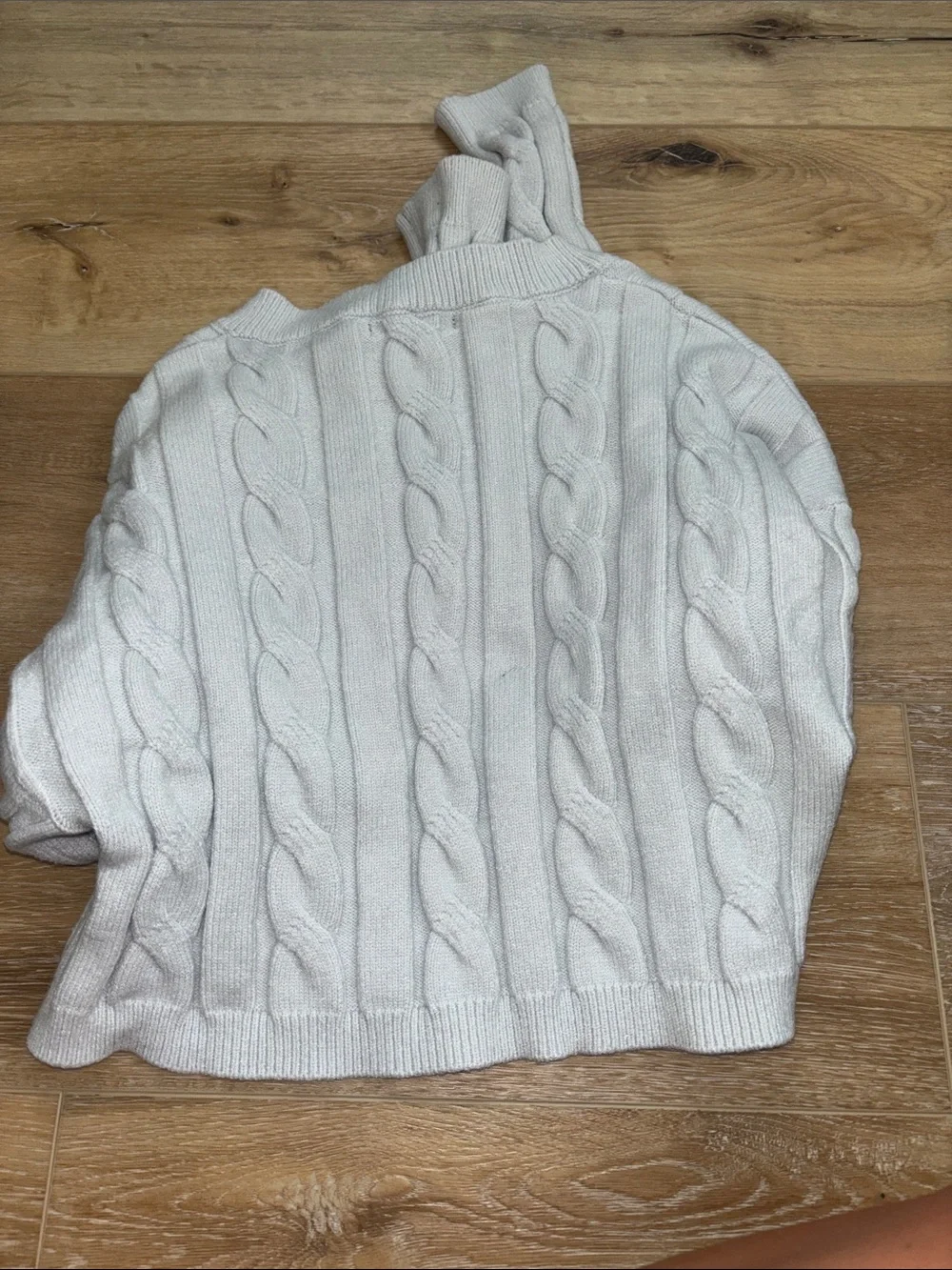 Cable Knit V-Neck Cropped Sweater - light Blue - Picture 3 of 3